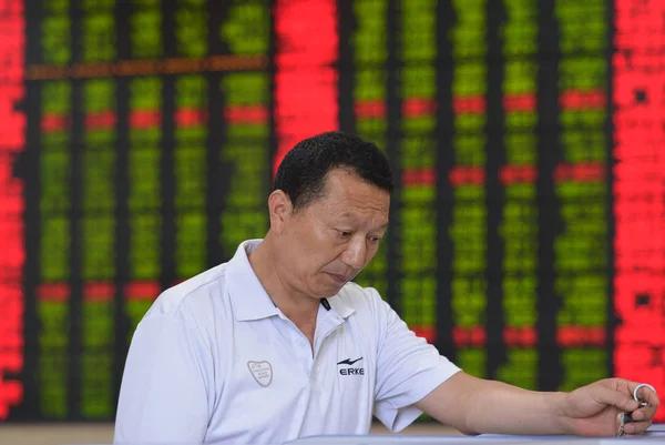 Стурбований Китайський Інвестор Дивиться Ціни Акцій Зелений Зниження Цін Фондових — стокове фото