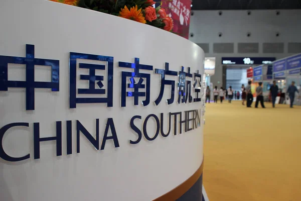 Besökare Förbi Montern China Southern Airlines Utställning Chongqing Kina Maj — Stockfoto