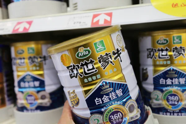 Customer Shops Tin Mengniu Arla Milk Powder Supermarket Xuchang City — Stock Photo, Image