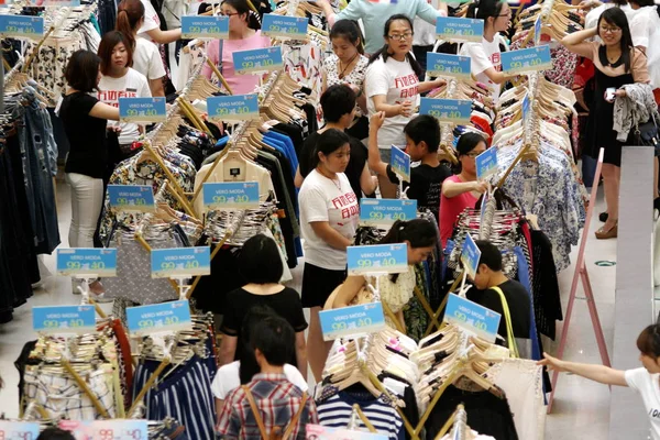 中国の顧客は 華氏のショッピングモールで服を買い物します 東中国江蘇省 2014 — ストック写真
