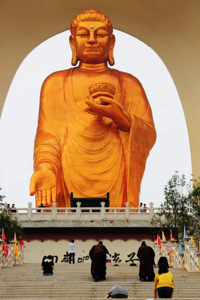 Seguidores Adoram Estátua Buda Mais Alta Mundo Donglin Buddha Depois — Fotografia de Stock