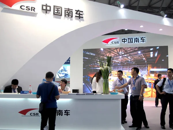 Kinesiska Anställda Ses Monter Csr China South Locomotive Rullande Materiel — Stockfoto