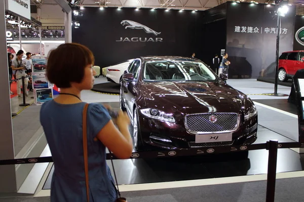 Visiteur Regarde Une Jaguar Exposée Lors Une Exposition Automobile Dans — Photo