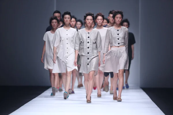 Los Modelos Muestran Nuevas Creaciones Desfile Moda Guangyu Crocs Durante —  Fotos de Stock