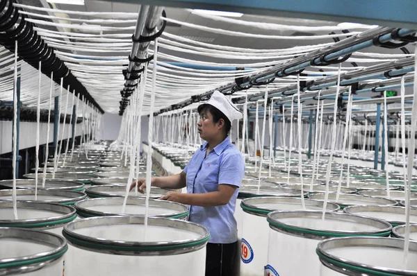 中国の女性労働者を処理 Binzhou 2013 日東中国山東省鄒平県の繊維工場で糸の生産 — ストック写真