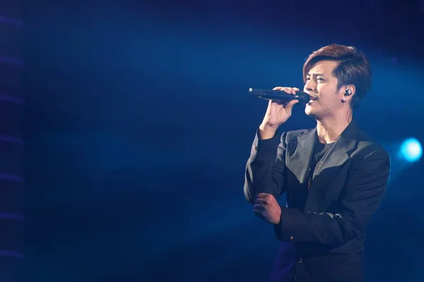 Ταϊβανικό Τραγουδιστή Εμφάνιση Εκτελεί Στη Συναυλία Της Περιοδείας Εμφάνιση Του — Φωτογραφία Αρχείου