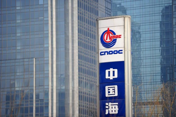 Szyld Chińskiego Podmiotu Państwowego Cnooc China National Offshore Oil Corp — Zdjęcie stockowe