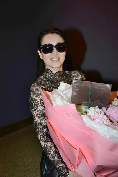 中国女優コン リーは 2014 台北金馬映画祭台北 台湾の桃園国際空港に到着後花の花束を受け取る — ストック写真