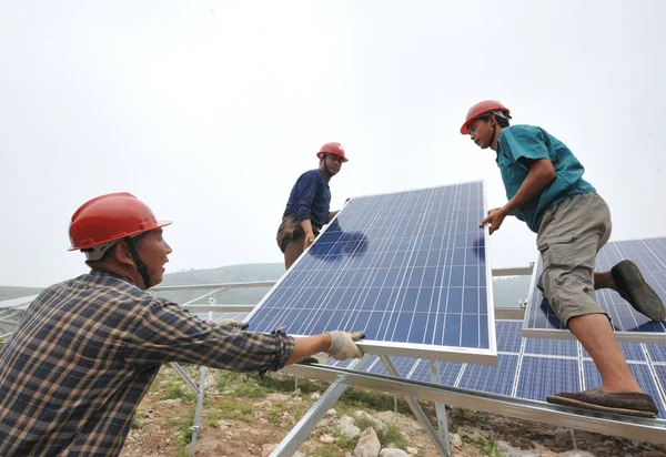 Китайские Рабочие Установили Солнечную Панель Фотоэлектрической Фотоэлектрической Электростанции Городе Заочжуан — стоковое фото