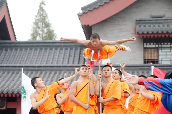 Chinesische Shaolin Studenten Führen Während Der Eröffnungszeremonie Des Chinesischen Shaolin — Stockfoto