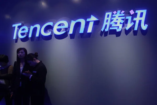 Chińscy Pracownicy Stoją Przed Signage Tencent Siedzibie Shenzhen South Chinas — Zdjęcie stockowe