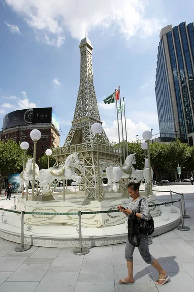 Peatón Pasa Por Delante Modelo Escala Torre Eiffel Frente Centro — Foto de Stock