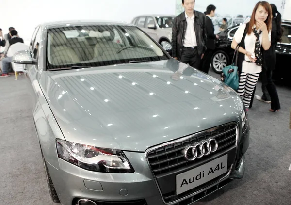 Besökare Audi A4L Displayen Bilutställning Jiujiang City Östra Kinas Jiangxi — Stockfoto