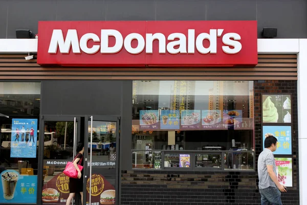 Customer Enters Mcdonalds Fastfood Restaurant Wuhan City Central Chinas Hubei — Stock Photo, Image