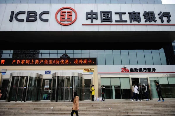 Gyalogos Séta Elmúlt Fióktelepe Icbc Ipari Kereskedelmi Bank China Qingdao — Stock Fotó