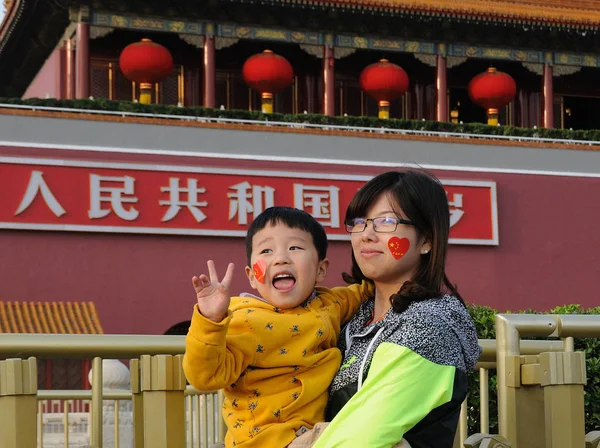 Les Touristes Posent Pour Des Photos Sur Place Tian Anmen — Photo