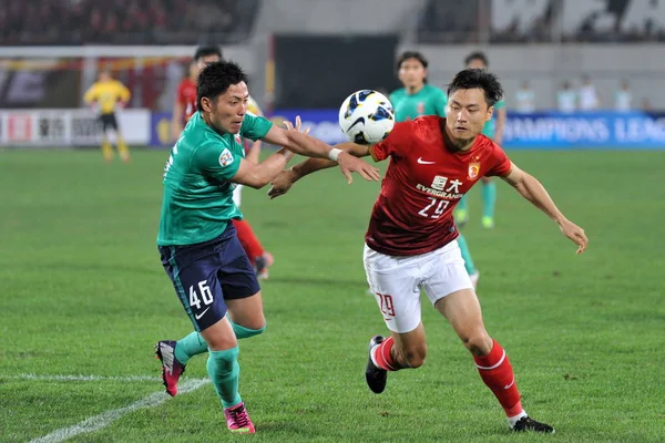 Гао Линь Chinas Guangzhou Evergrande Справа Бросает Вызов Рёте Мориваки — стоковое фото