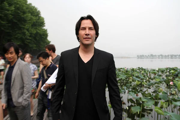 Actor Director Canadiense Keanu Reeves Frente Camina Largo Orilla Del — Foto de Stock