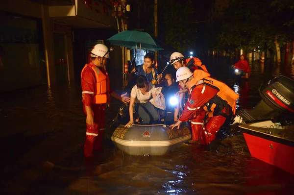 中国救助隊ボートで金堂郡 成都市 2013 中国四川省南西部に大雨による浸水地域から住民を避難させる — ストック写真