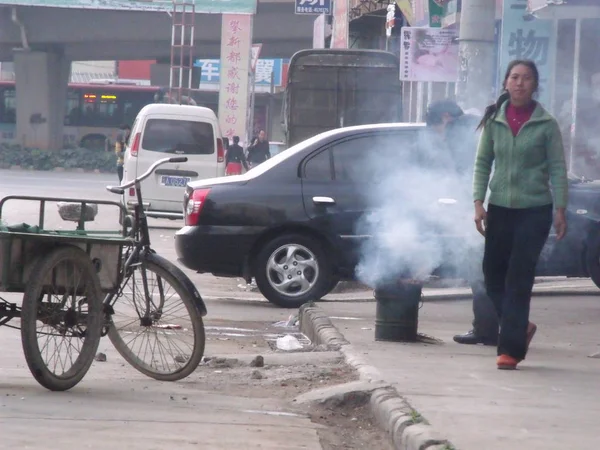 Humo Cocina Emite Desde Una Estufa Una Calle Ciudad Kunming — Foto de Stock