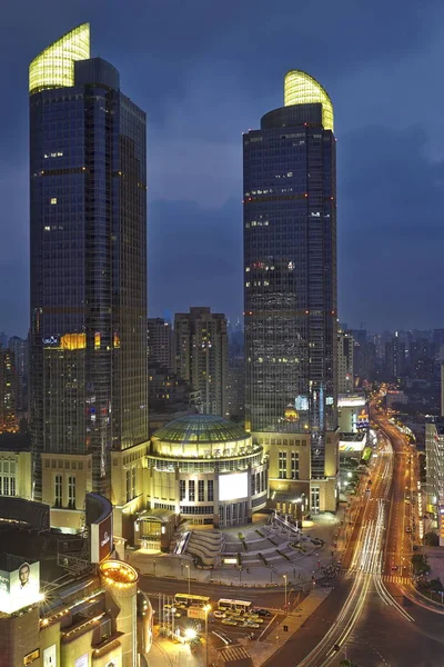 2014年6月8日 上海の徐華湖商業地区にあるグランドゲートウェイの超高層ビルの夜景 — ストック写真