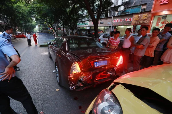 Oficiales Policía Transeúntes Miran Maserati Quattraporte Cuya Parte Trasera Fue — Foto de Stock