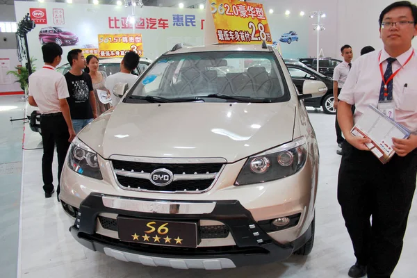 Empleado Chino Para Junto Byd Durante Una Exhibición Automóviles Ciudad — Foto de Stock