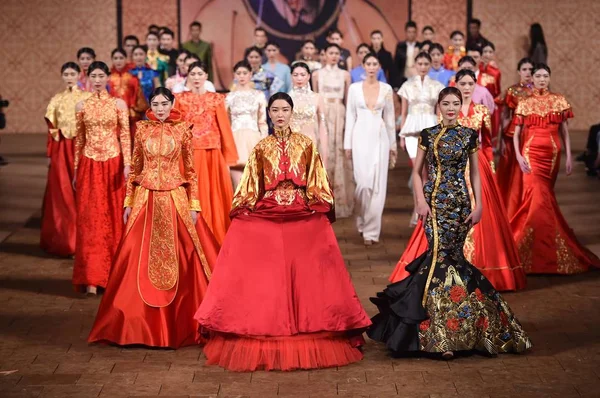 Modelli Mostrano Nuove Creazioni Alla Sfilata Tiger Durante China Fashion — Foto Stock