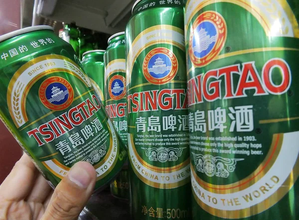 Cliente Compra Una Lata Cerveza Tsingtao Cervecería Tsingtao Supermercado Ciudad —  Fotos de Stock