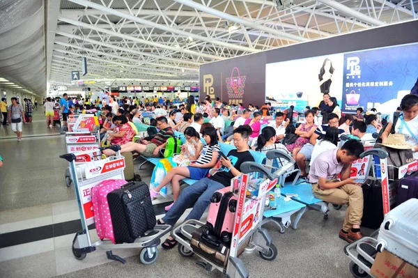 Bestand Passagiers Wachten Bij Terminal Van Het Vliegveld Van Sanya — Stockfoto