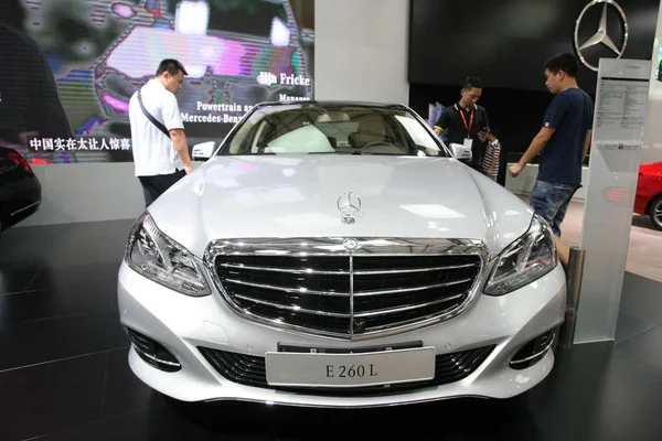 Pengunjung Melihat Mercedes Benz E260L Selama Pameran Otomotif Internasional Pudong — Stok Foto