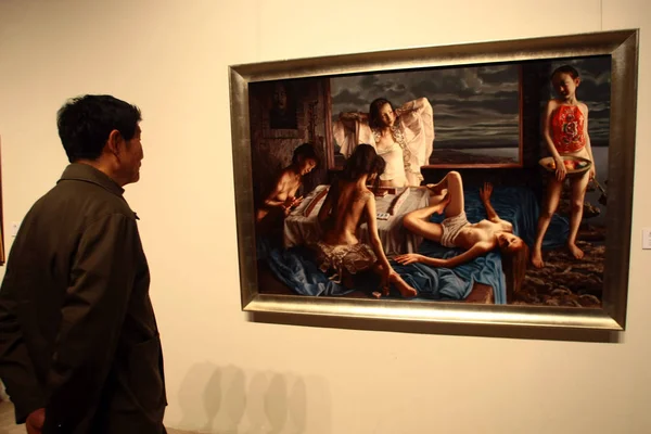 Visitor Looks Toronto Based Chinese Painter Liu Yis Work 2008 — Stock Photo, Image