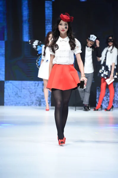 2014 베이징 2015 Jeanswest 패션쇼에서 새로운 창조를 — 스톡 사진