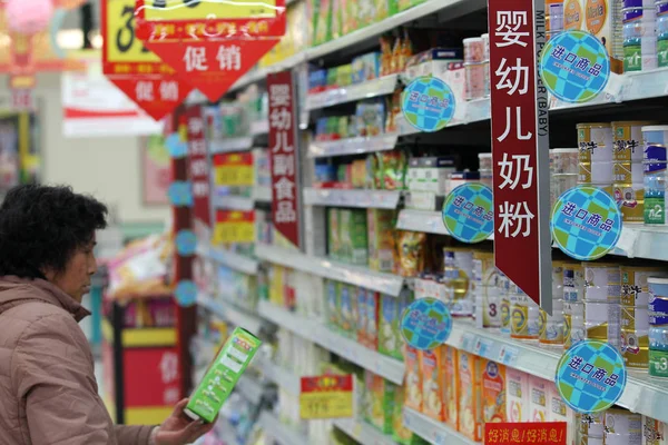 Cliente Selecciona Leche Fórmula Importada Supermercado Ciudad Nantong Provincia Chinas —  Fotos de Stock