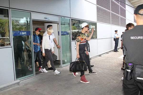 韓国の少年グループ Exo のメンバーは 2014 香港のコンサート ツアー中に香港国際空港に到着します — ストック写真