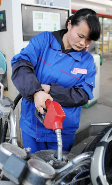 Empleado Repostará Una Motocicleta Una Gasolinera Ciudad Jiujiang Provincia Chinas —  Fotos de Stock