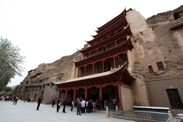 Wisatawan Mengunjungi Gua Mogao Atau Gua Mogao Dunhuang Barat Laut — Stok Foto