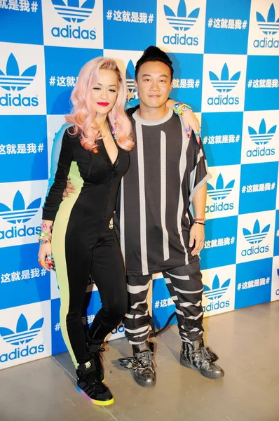 Brittiska Sångerskan Rita Ora Vänster Och Hongkong Sångaren Eason Chan — Stockfoto