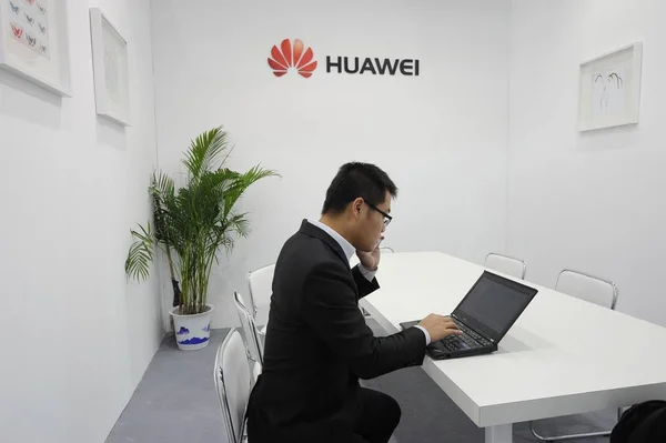 Стенде Компании Huawei Время Xvi Китайской Международной Промышленной Ярмарки Ciif — стоковое фото