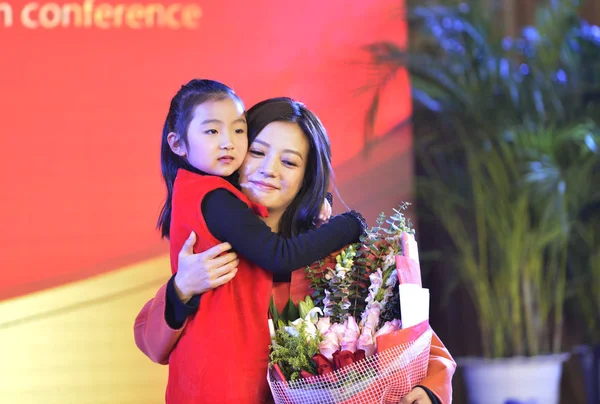 Китайская Актриса Чжао Вэй Справа Обнимает Молодую Девушку Конференции Продвижению — стоковое фото