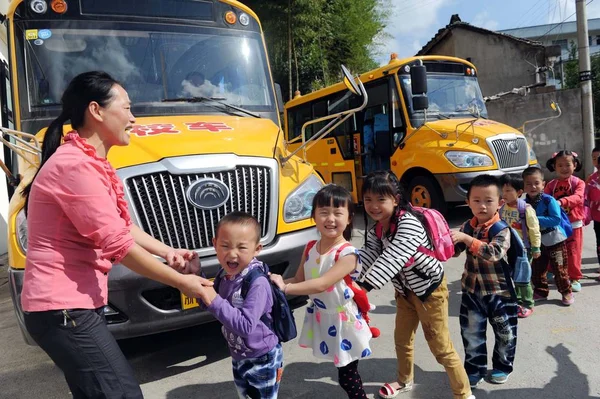 Китайские Дети Стоят Очереди Перед Школьными Автобусами Городе Далан Город — стоковое фото