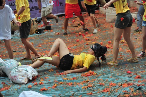 2014年8月31日 中国北方辽宁省沈阳市的托马提纳节 一名参与者被压碎的番茄击倒 — 图库照片