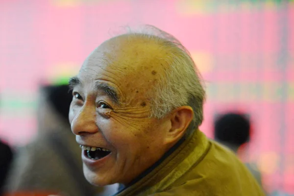 Chiński Inwestor Uśmiecha Się Jak Rozmawia Innymi Cenach Akcji Czerwony — Zdjęcie stockowe