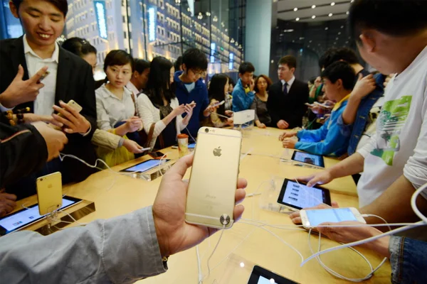 Πελάτες Δοκιμάσουν Iphone Και Smartphones Στο Apple Store Στην Πεζοδρομημένη — Φωτογραφία Αρχείου