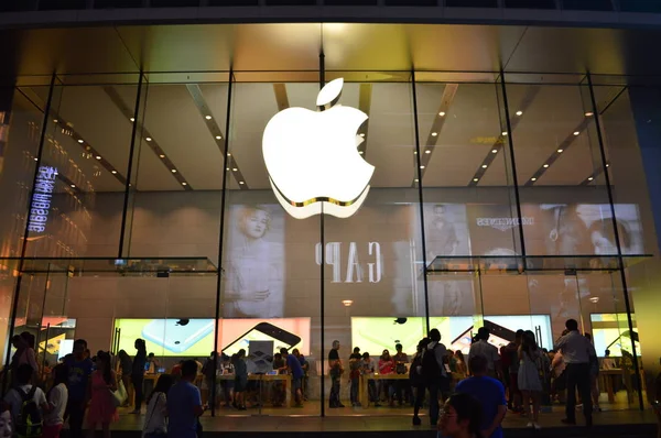 Πεζοί Περπατούν Πέρα Από Ένα Κατάστημα Apple Στο Εμπορικό Δρόμο — Φωτογραφία Αρχείου