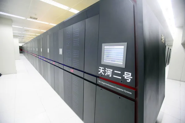 2013年6月14日 中国研制的超级计算机天河二号或Th 2在中国中部湖南省长沙市国防科技大学运行 — 图库照片