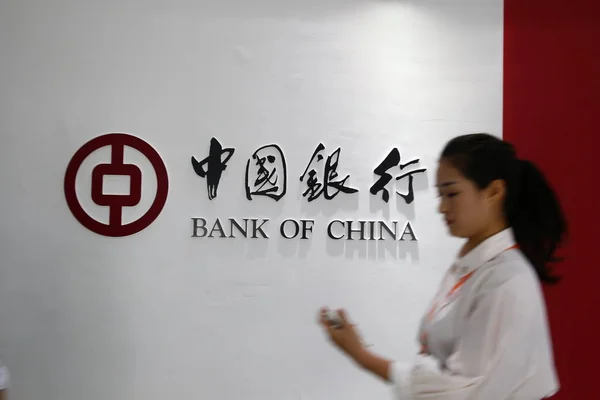 Kínai Ügyfél Használ Neki Mobiltelefonján Egy Ága Bank China Boc — Stock Fotó