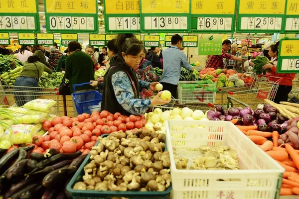 Chińskich Klientów Sklep Dla Warzyw Supermarkecie Qingdao Miasta Wschodnia Prowincja — Zdjęcie stockowe