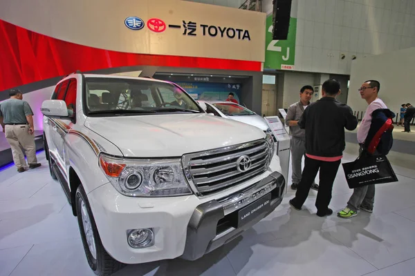 Visitantes Conversam Lado Toyota Land Cruiser 200 Suv Durante Uma — Fotografia de Stock