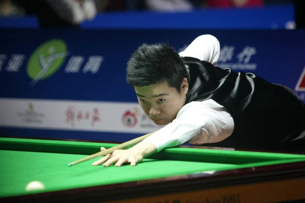 Ding Junhui China Joga Tiro Contra Jack Lisowski Inglaterra Durante — Fotografia de Stock